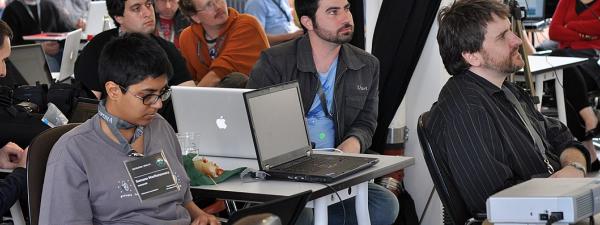 imagen de varias personas trabajando con ordenadores