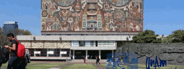 Imagen del campus de la UNAM en la que aparece el logotipo de la institución