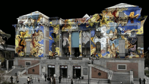 Imagen del Museo de Prado iluminado de noche con un cuadro