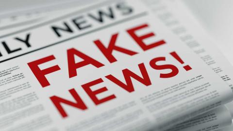 Imagen de un periódico con el texto "Fake News" en rojo